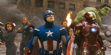  The Avengers - Espionnage british et combats hilarants contre des méchants extravagants !